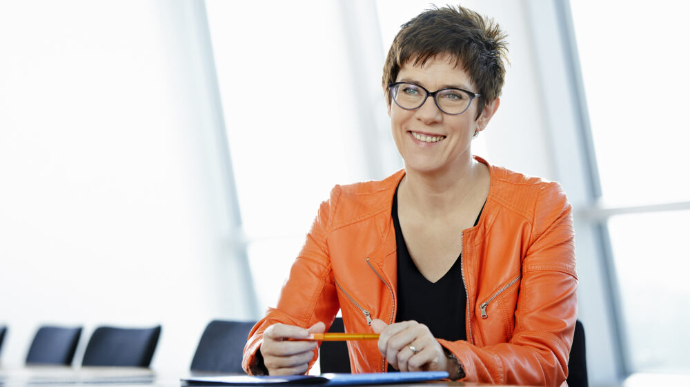 Annegret Kramp-Karrenbauer sorgt sich um ungeborene Kinder mit Down-Syndrom. Dennoch will sie die vorgeburtlichen Tests auf den Gendefekt als Kassenleistung sehen.