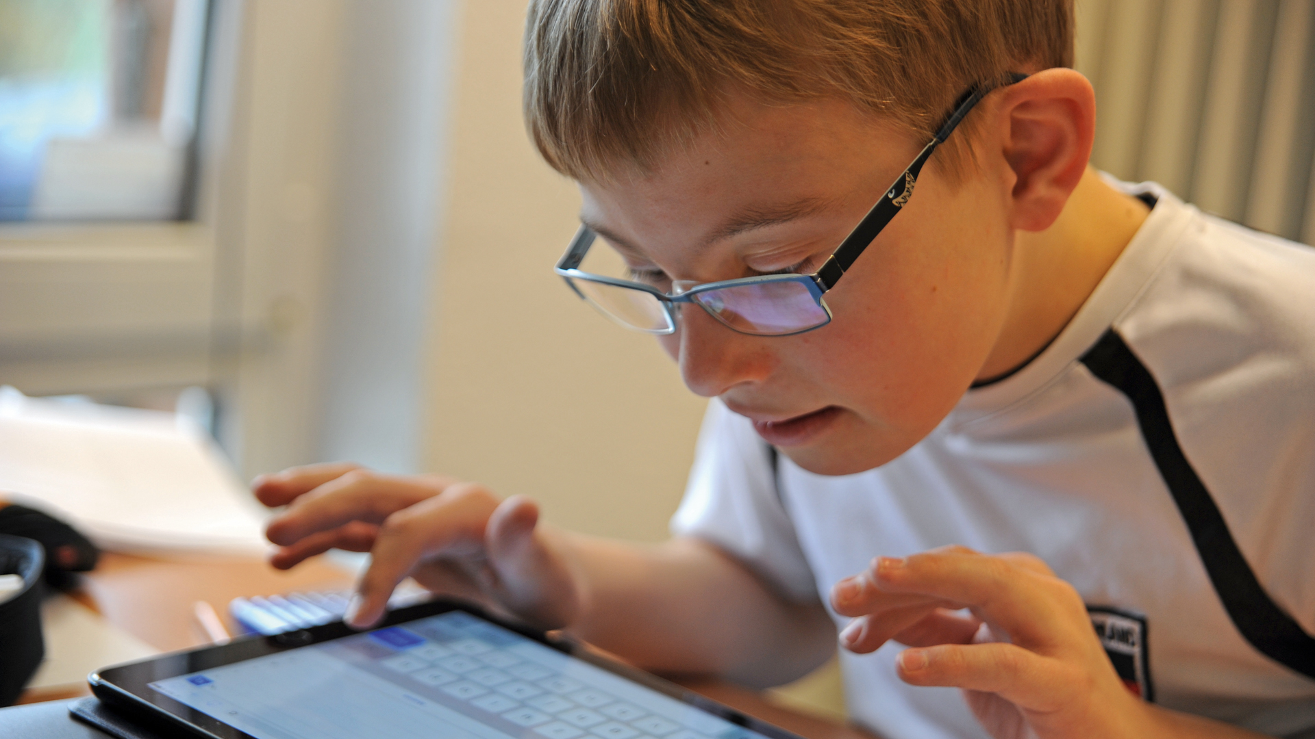 Michael Offermann benutzt, wie andere Kinder im Unterricht der integrativen Gesamtschule auch, ein Tablet für die Lösung von Aufgaben