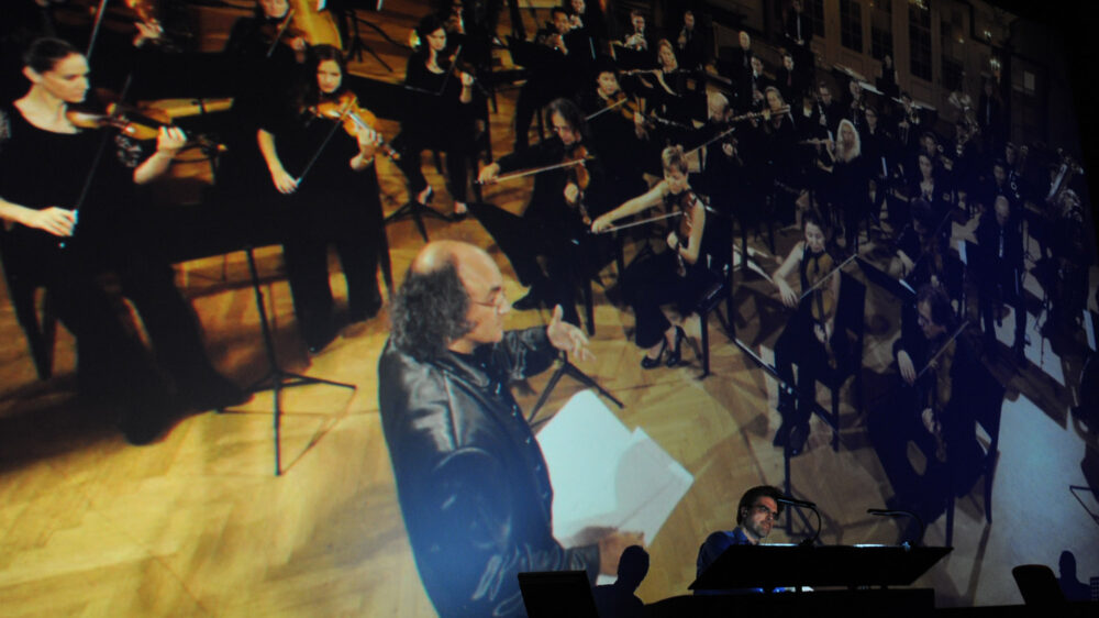 Christian Schnarr hat seine Bearbeitung von christlichen Liedern im Filmmusikstil mit dem German Pop's Orchestra eingespielt und auf Film aufgenommen. In Kinokonzerten präsentiert er das „Holywood“-Projekt und spielt live am Klavier dazu.
