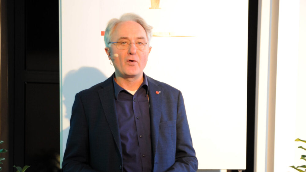 Der Journalistik-Professor Volker Lilienthal von der Universität Hamburg auf der Tagung „Digitalisierung und Demokratie“ in Stuttgart