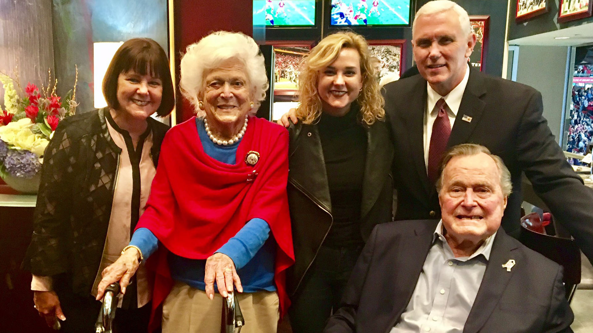 Barbara (2.v.l.) und George H.W. Bush (sitzend) mit US-Vizepräsident Mike Pence (r.), dessen Frau Karen und Tochter Charlotte