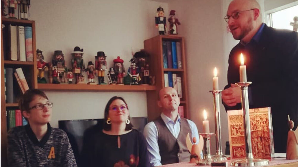 Pfarrer Hannes Schott (rechts) bei seinem ersten Wohnzimmer-Gottesdienst. Die Durchführung eines solchen Gottesdienstes hatte er verlost