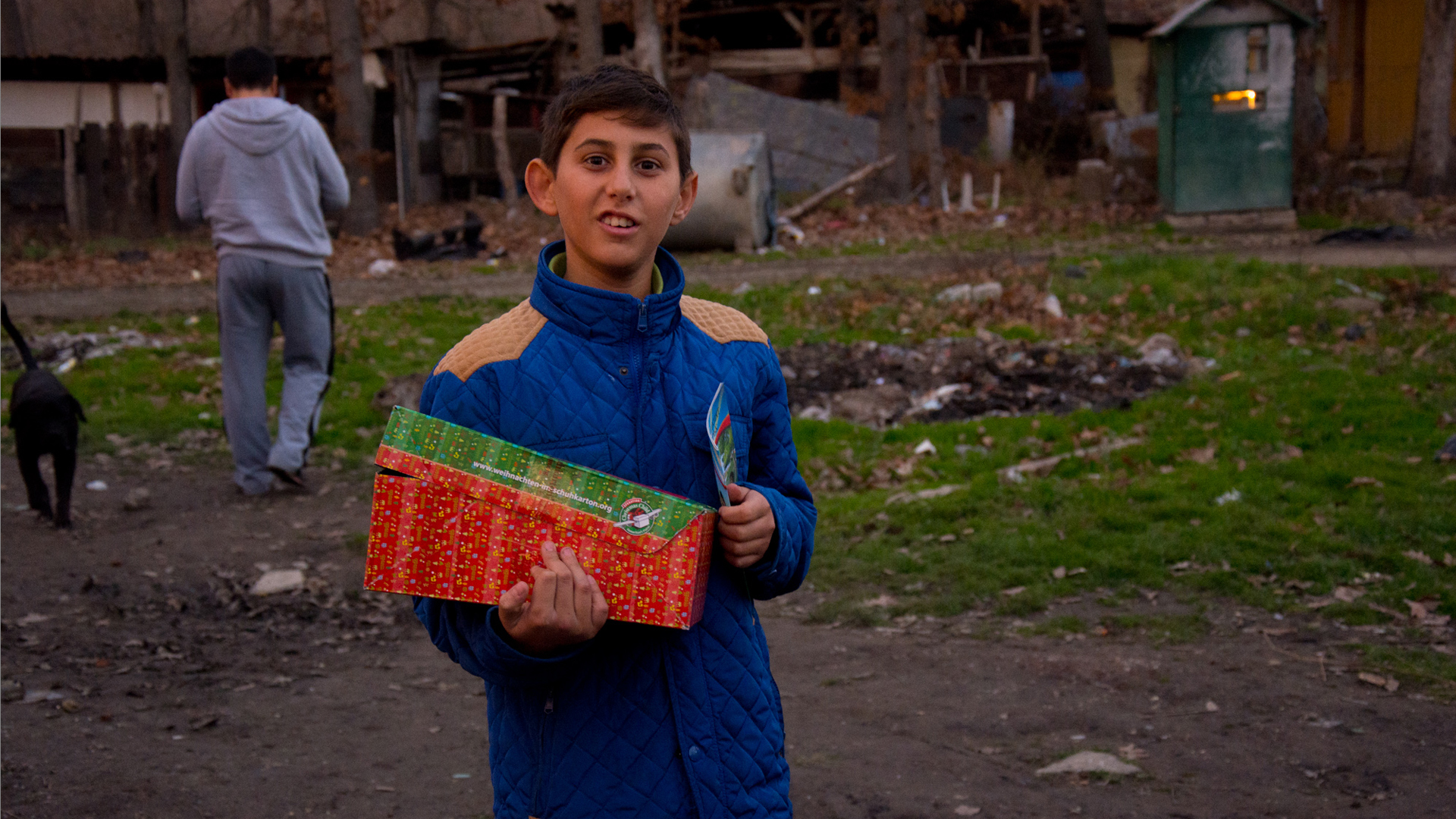 Ein Junge aus der Romasiedlung „Gorata“ im Osten Bulgariens freut sich über sein Weihnachtsgeschenk