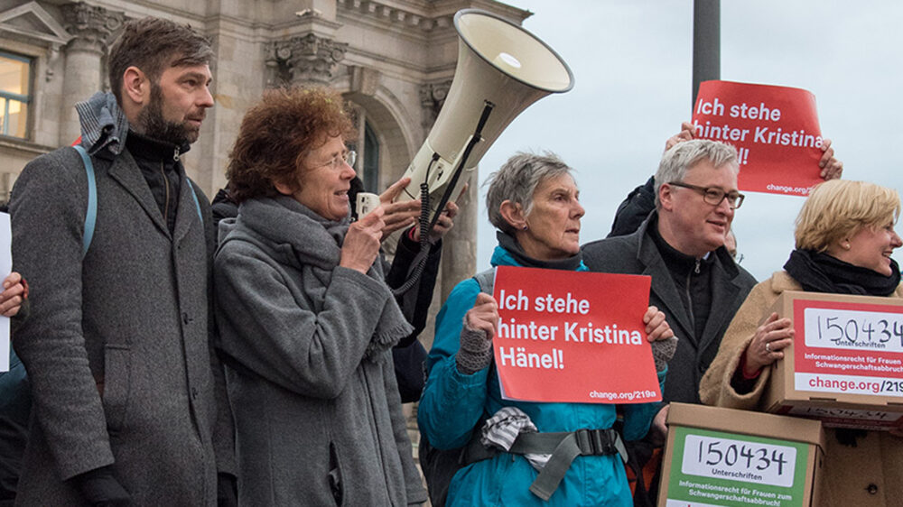 Ärztin Kristina Hänel (2.v.l.) hat sich am Mittwoch gegen einen Kompromiss gestellt, den die Bundesregierung bei der Frage nach Abtreibungswerbung gefunden hat