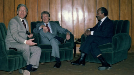Über den Jahreswechsel 1977/78 besuchte der damalige Bundeskanzler Helmut Schmidt (links) den ägyptischen Präsidenten Anwar as-Sadat. Ihre Gespräche prägten Schmidts Ansichten über das Friedenspotenzial von Religionen. Hier im Bild, das am 4. Januar 1978 entstand, ist zudem US-Präsident Jimmy Carter.