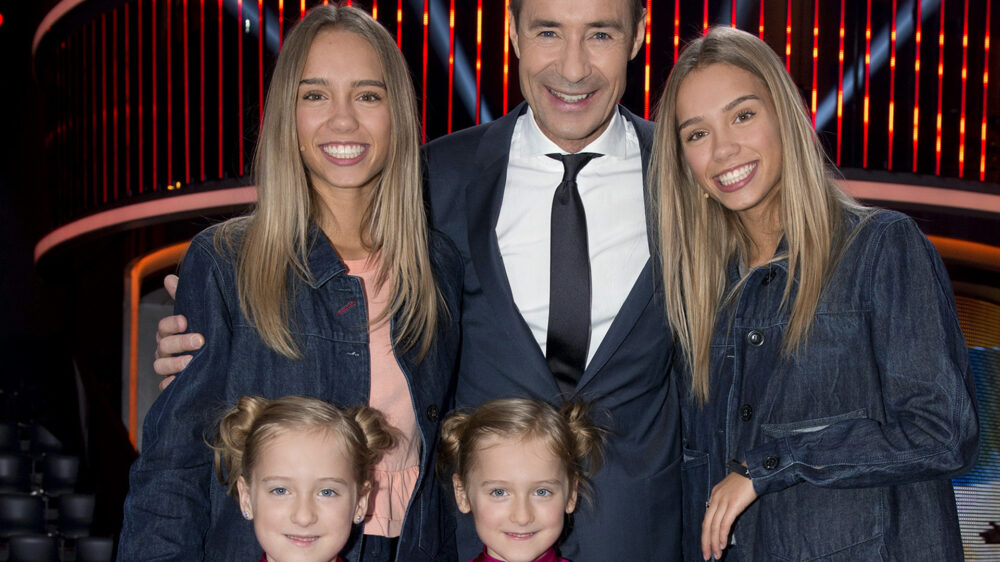 In der Samstagabendshow „Klein gegen Groß“ von Kai Pflaume (M.) traten die Instagram-Stars Lisa und Lena im Tanzen gegen zwei Kinder an