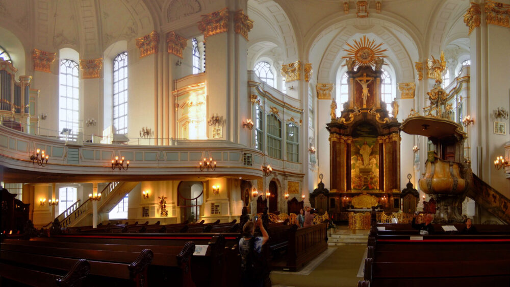 In der Hamburger Kirche St. Michaelis finden die Gottesdienste für die Jugendlichen statt