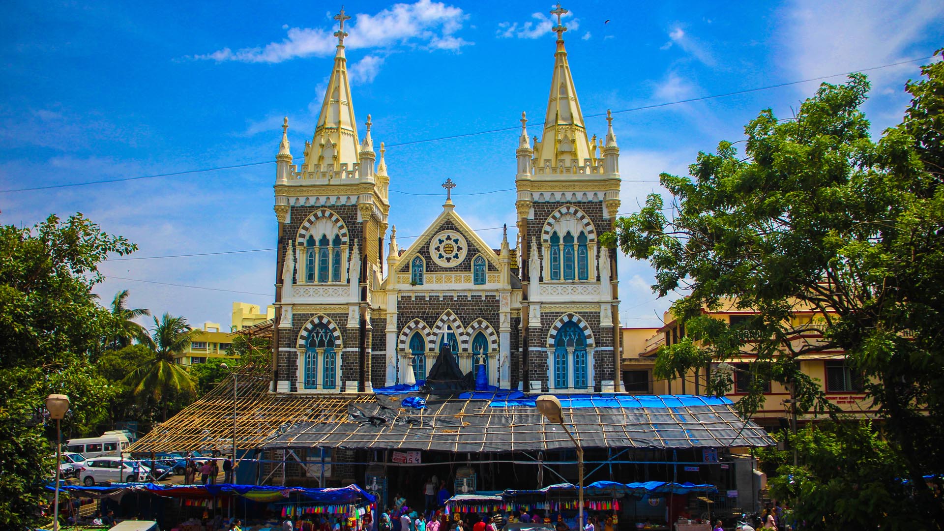 Christen werden in Indien vor allem in ländlichen Gebieten unterdrückt und angegriffen. In den großen Städten haben sie mehr Freiheiten, auch wenn die registrierten Kirchen ebenso unter Druck stehen. Die katholische Mount-Mary-Kirche in Bandra geht auf portugiesische Seefahrer zurück und ist ein beliebtes Pilgerziel.