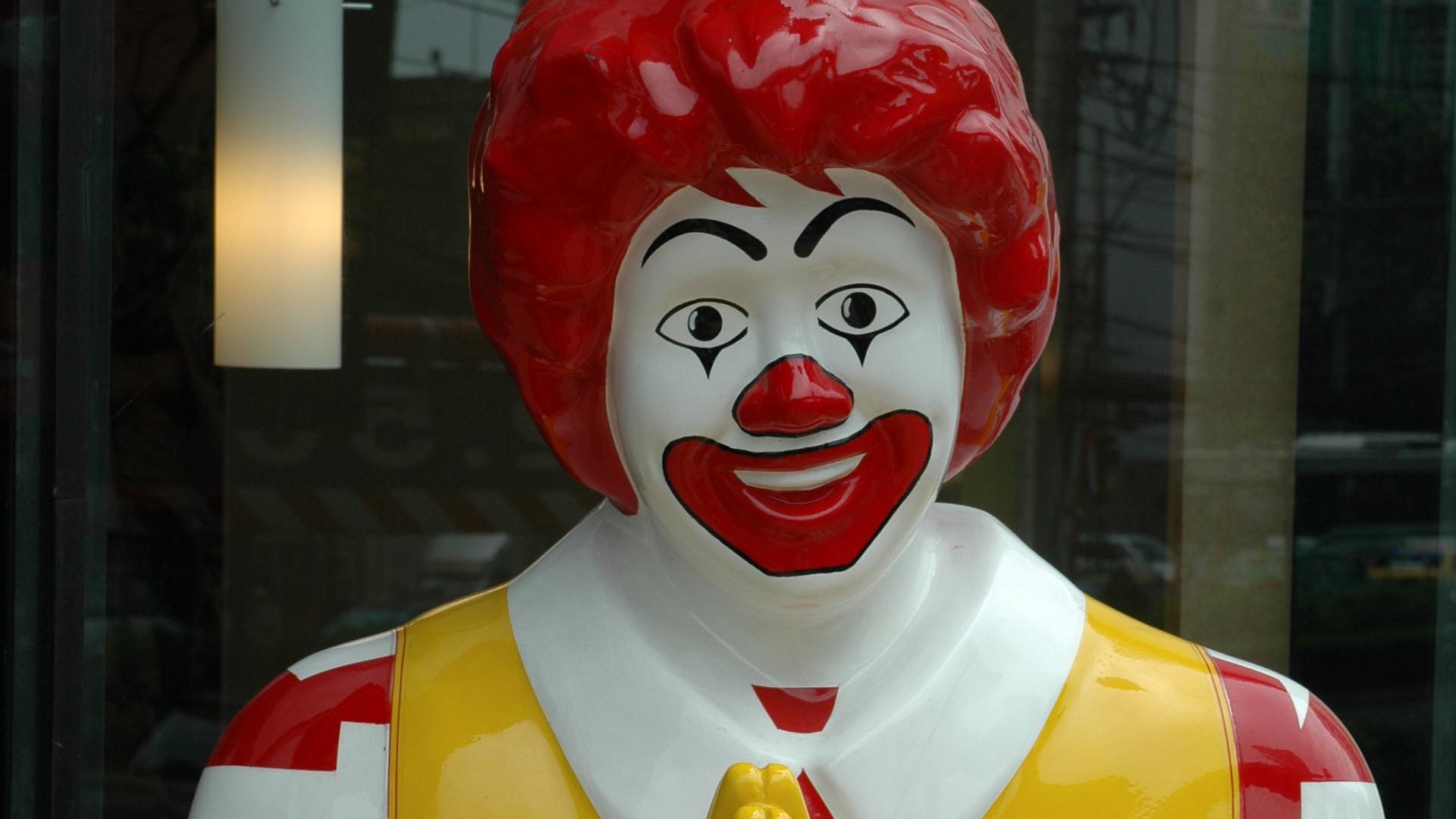 Ronald McDonald ist das Maskottchen der Fast-Food-Kette Mc Donald's. 