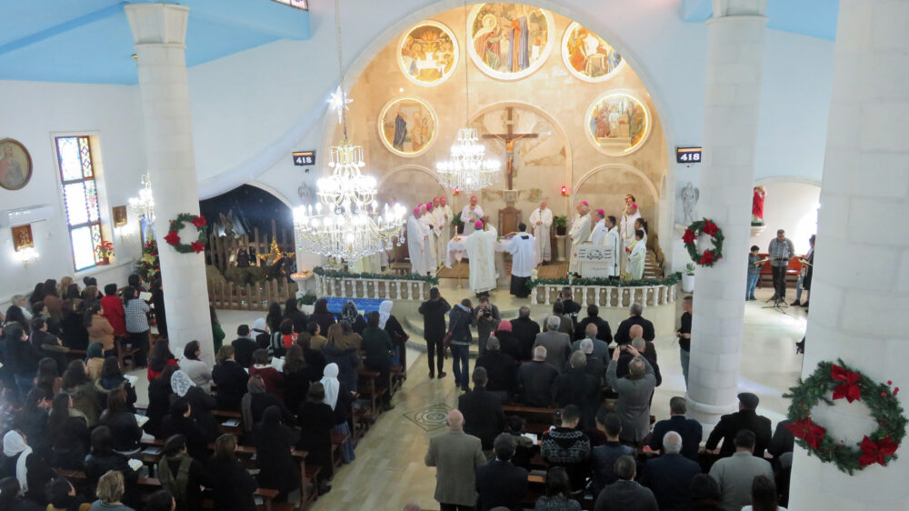 Die Bischöfe nahmen an der Sonntagsmesse in der katholischen Kirche von Zababdeh teil, südlich der Autonomiestadt Dschenin