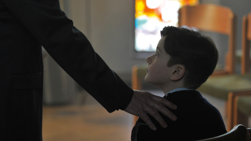 Der französische Film „Gelobt sei Gott“, der auf der Berlinale seine internationale Premiere haben wird, erzählt von einem Priester in Lyon, der sich an Kindern vergangen hat
