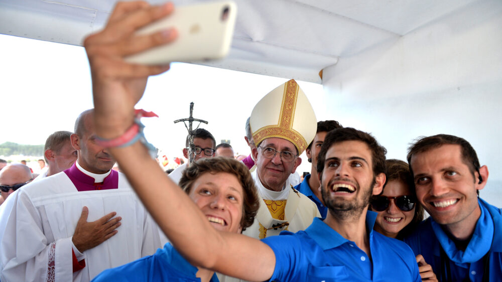Ein Selfie mit Papst Franziskus ist beliebt. Jetzt können sich Menschen per App auch das Gebetsanliegen des Pontifex direkt auf das Handy schicken lassen.
