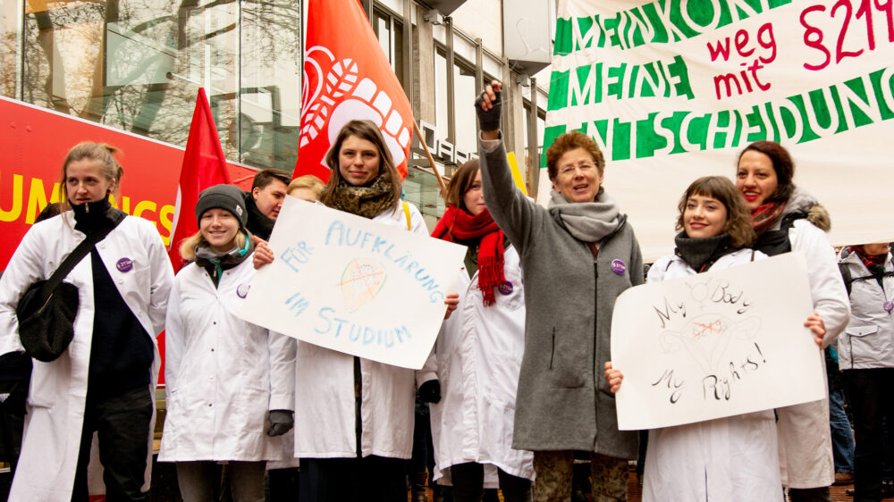 Ärztin Kristina Hänel mit anderen Frauen auf einer Demonstration gegen Paragraf 219a