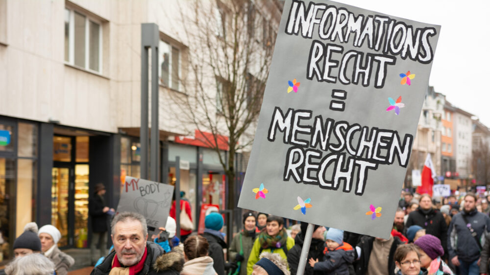 Bei einer bundesweiten Demonstration gingen in Gießen etwa 400 Menschen für die Abschaffung von §219 auf die Straße