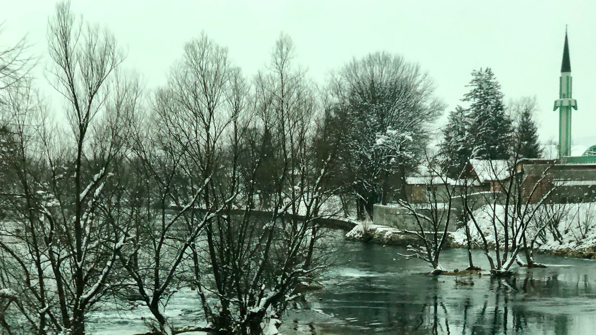 Die winterliche Idylle trügt. In der Stadt Bihac leben rund 3.000 Flüchtlinge in Lagern.