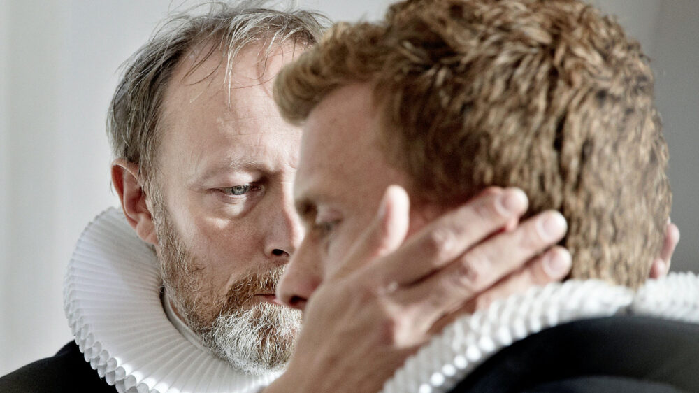 Lars Mikkelsen in seiner Rolle als Priester Johannes Krogh