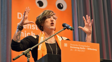 Nadia Bolz Weber hat in Denver das „House for all Sinners and Saints" geleitet, eine Gemeinde der Evangelisch-Lutherischen Kirche in Amerika (ELCA). Sie war auch schon Sprecherin auf dem Deutschen Evangelischen Kirchentag.