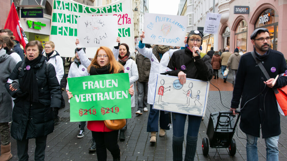 Der Gesetzesentwurf des Kabinetts sieht mehr Informationsmöglichkeiten über Abtreibungen vor