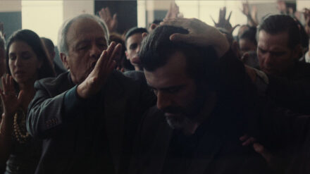 „Temblores“: Pablo (Juan Pablo Olyslager) findet Rückhalt im Gottesdienst