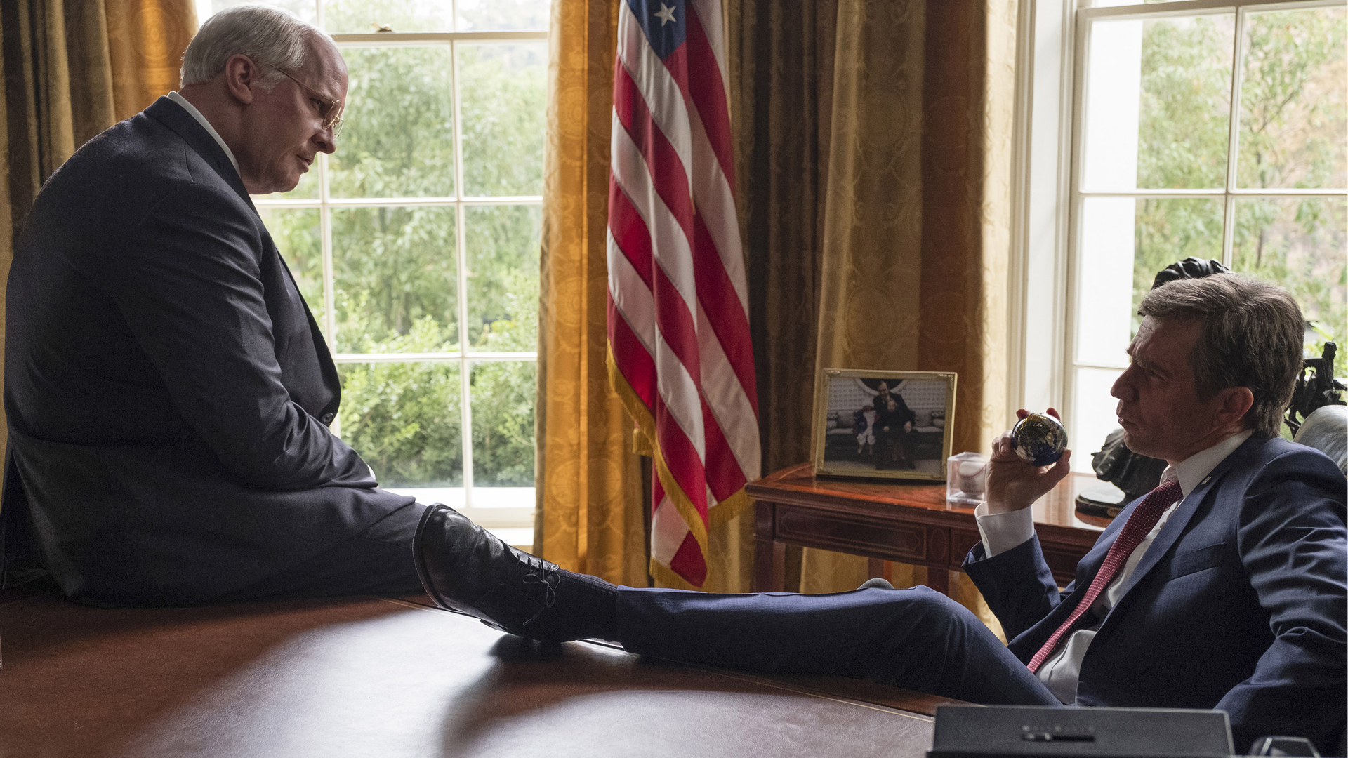 Dick Cheney (Christian Bale, links) und George W. Bush (Sam Rockwell) im Weißen Haus