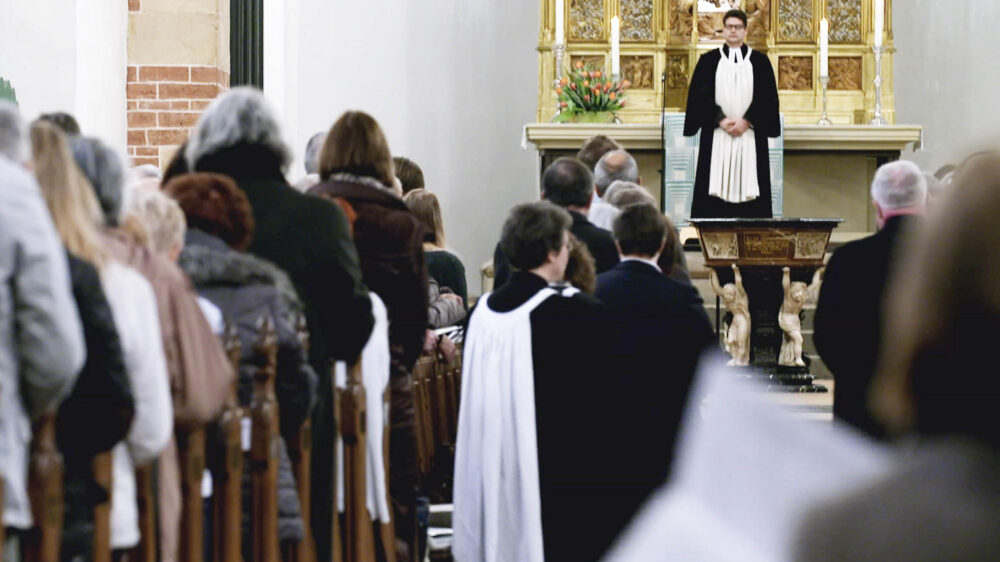 Volle Kirchen wie hier die Thomaskirche in Leipzig sind in den neuen Bundesländern eher eine Seltenheit. Das liegt auch an der DDR-Vergangenheit.