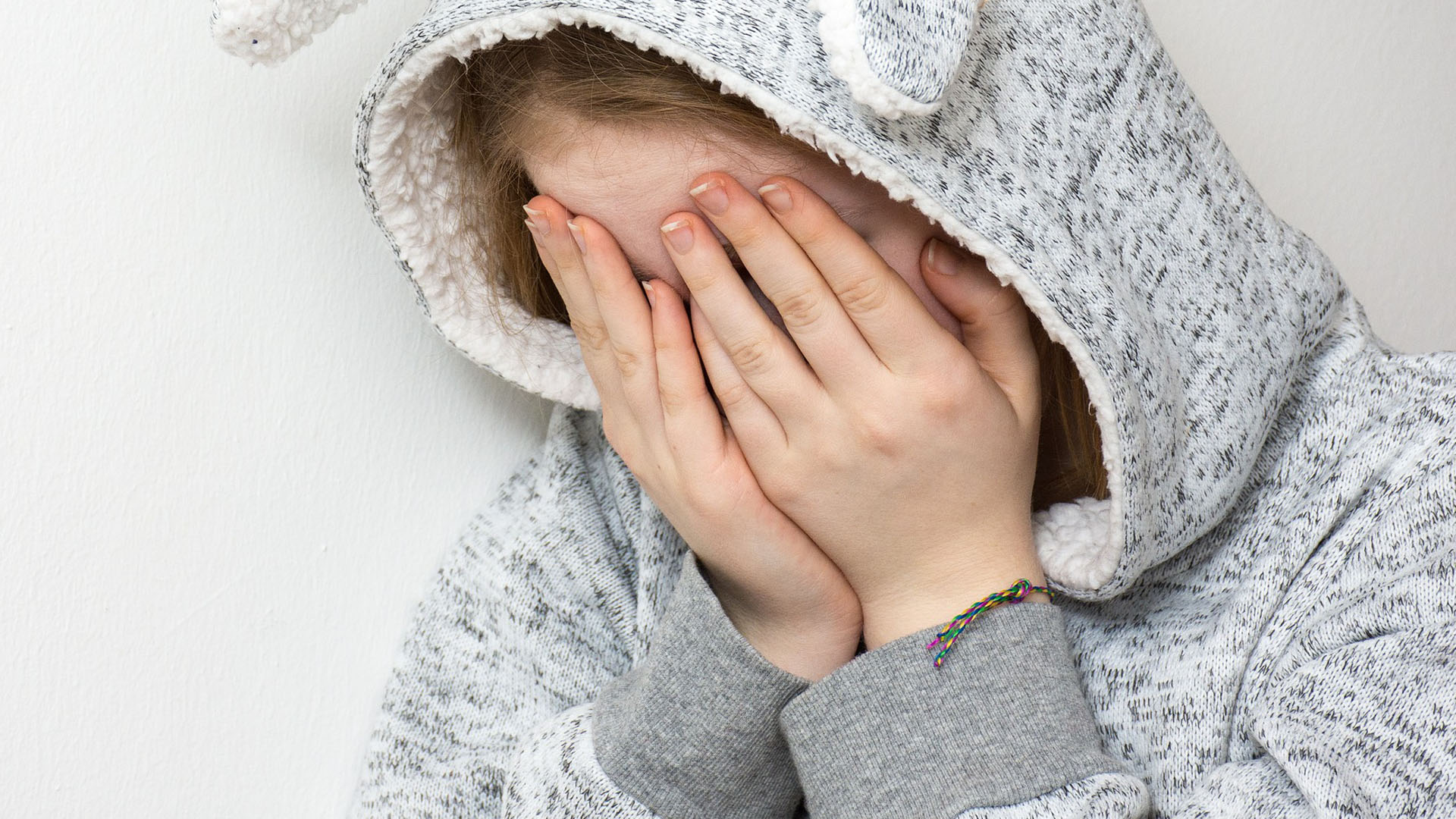 Плачущая девочка. Эстетика похищения девушки. Насилие над несовершеннолетними. Связал 13 летнюю. Девочка рыдает.