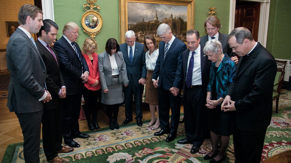 Nach der Nominierung von Neil M. Gorsuch zum Richter am Supreme Court wird im Green Room des Weißen Hauses gebetet