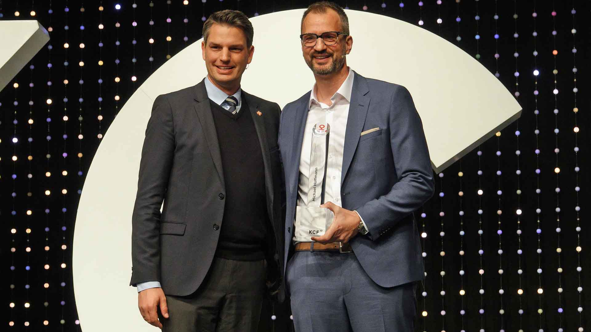 KcF-Vorstandsmitglied Timo Plutschinski (l.) überreichte Michael Hoffmann den Wertepreis