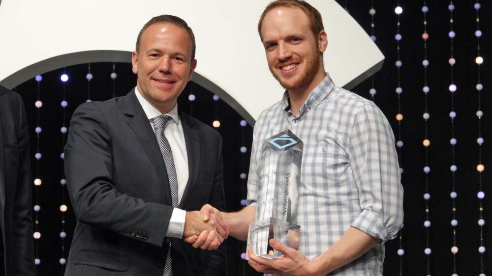 Der Bürgermeister von Karlsruhe, Daniel Fluhrer, übergab Amin Josua (r.) den Innovationspreis des Kongresses christlicher Führungskräfte