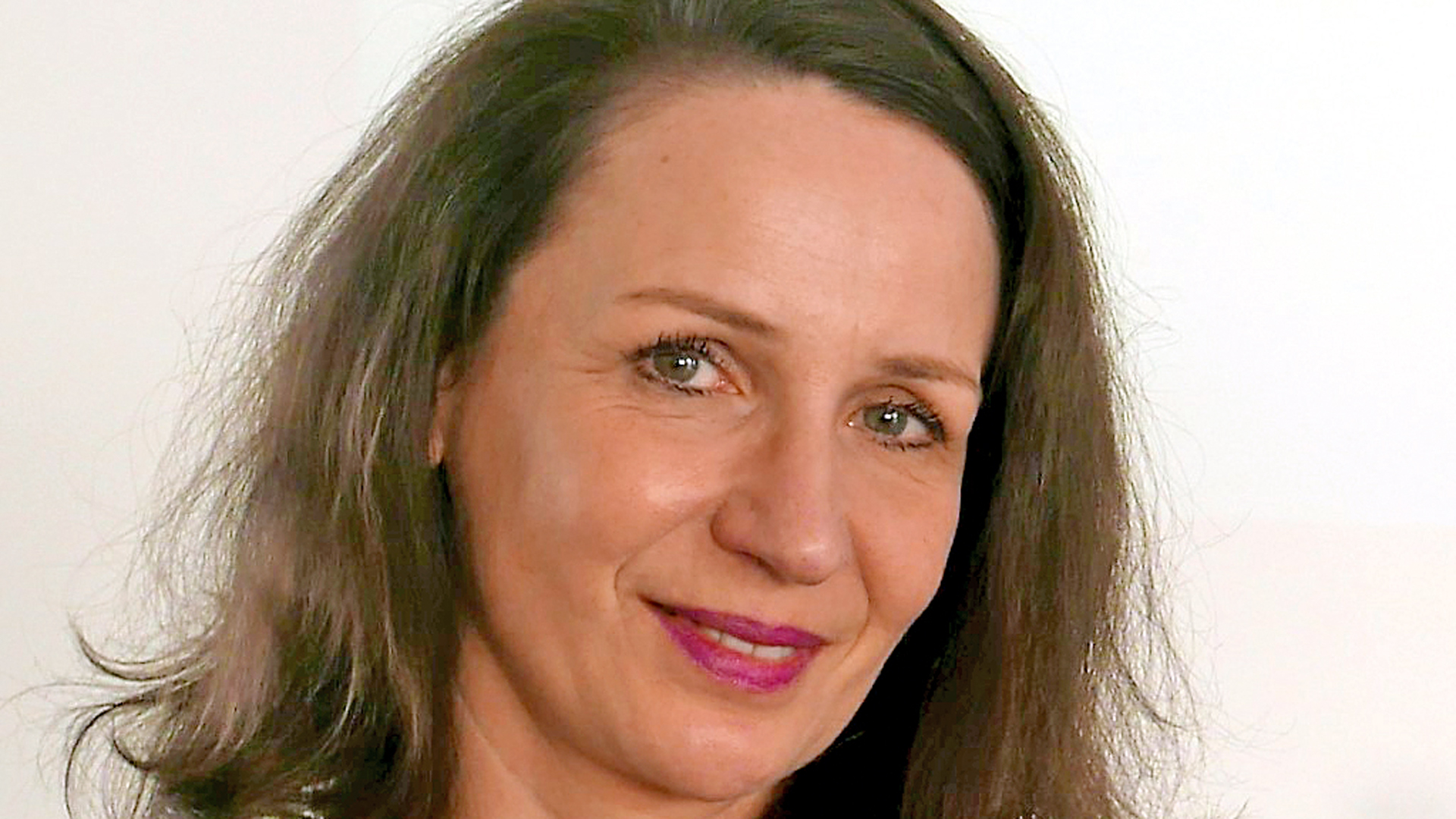 Claudia Becker arbeitet als Redakteurin für die Berliner Tageszeitung Die Welt. Die promovierte Historikerin ist verheiratet und Mutter von drei Kindern.