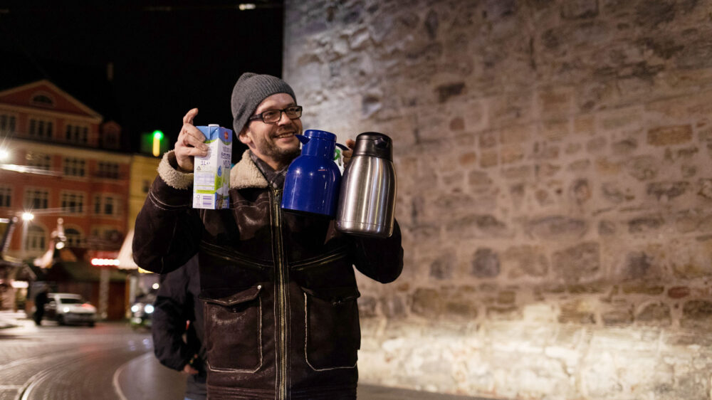 Voll beladen: Maik Wegener von den „Nightbirds“ mit Kaffee und Tee