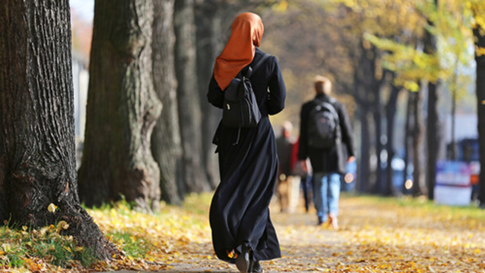 Eine Muslima geht spazieren