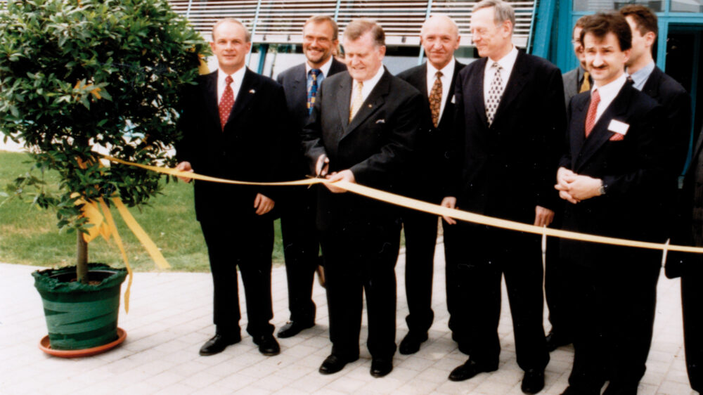 1999 wurde im Beisein von Ministerpräsident Erwin Teufel das Verlagsgebäude in Holzgerlingen eingeweiht