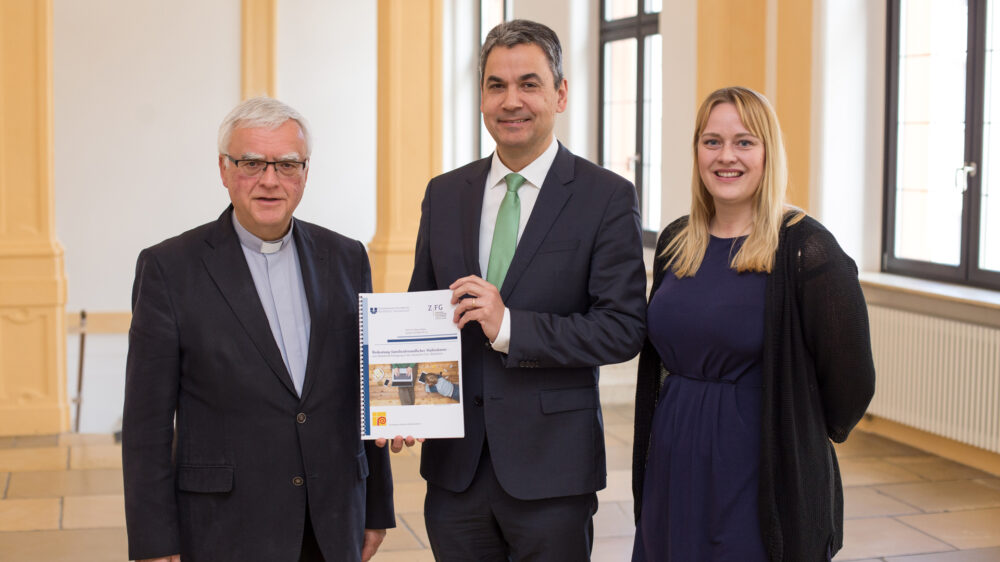 Erzbischof Dr. Heiner Koch (Vorsitzender der Kommission für Ehe und Familie der DBK), Prof. Dr. Klaus Stüwe (Direktor des Zentralinstituts für Ehe und Familie in der Gesellschaft ZFG), Jasmine Gotschke (Wissenschaftliche Mitarbeiterin des ZFG) stellen die Studie vor