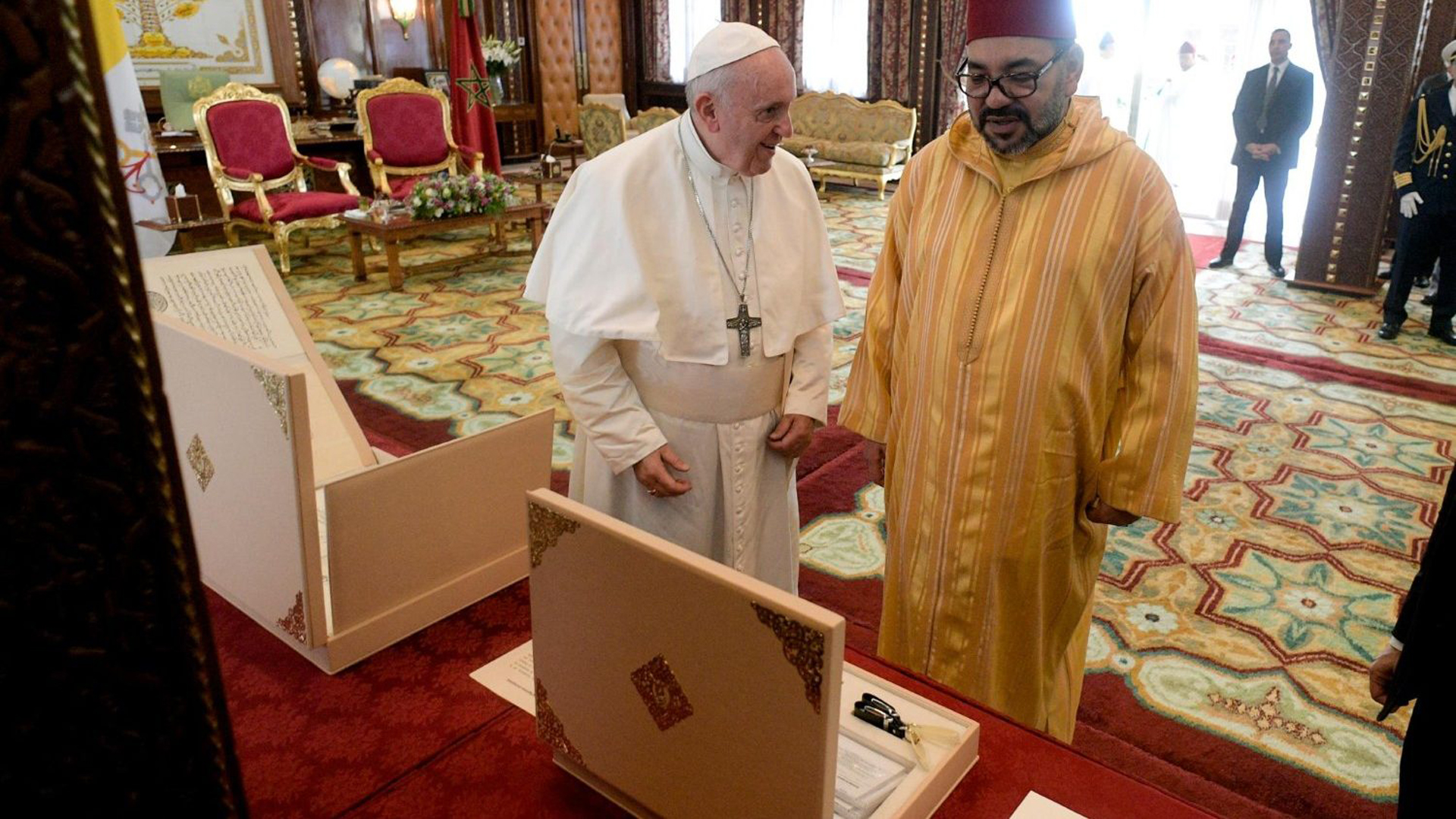Papst Franziskus und Marokkos König Mohammed VI. in Rabat vor den zu unterzeichnenden Dokumenten