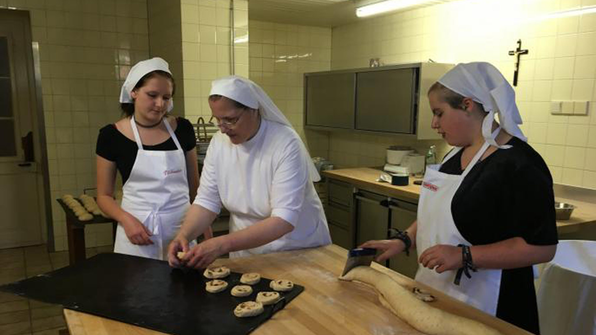 Vivien (links) und Emma bleiben die ganze Woche im Kloster und entdecken ganz neue Seiten an sich