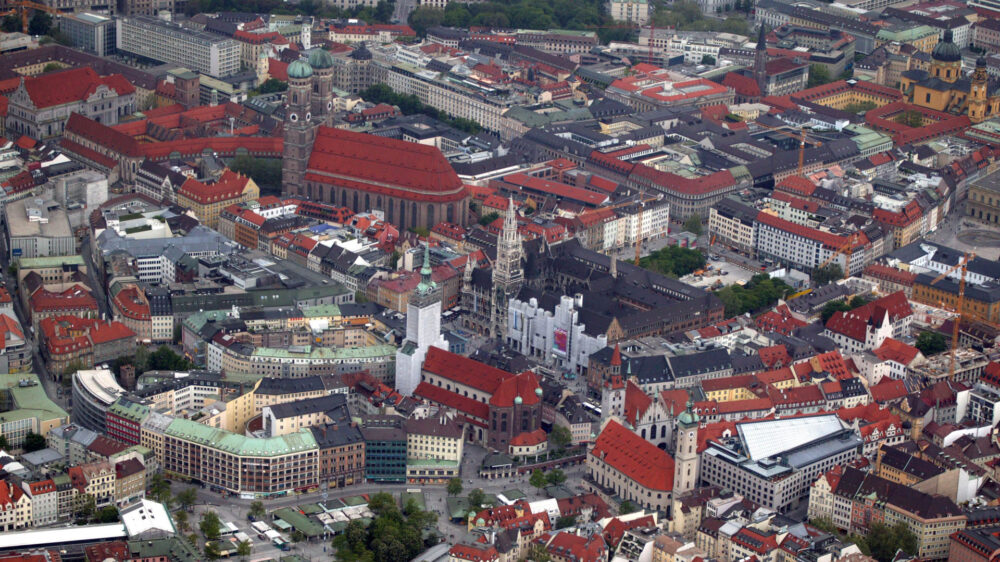 Rathaus und Kirchen stehen nahe beieinander, wie hier im Stadtzentrum von München. Das Verhältnis zwischen Staat und Kirche könnte sich durch die EU-Rechtsprechung verändern.