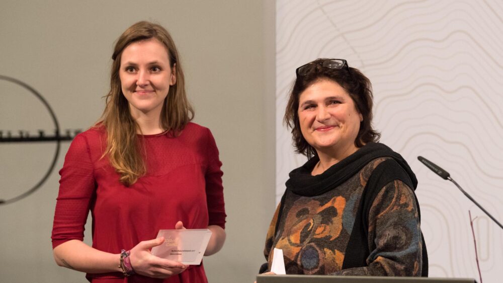 Valerie Schönian (links) hat 2017 den Nachwuchsjournalistenpreis des Christlichen Medienverbundes KEP erhalten, ihre Laudatorin war Johanna Haberer