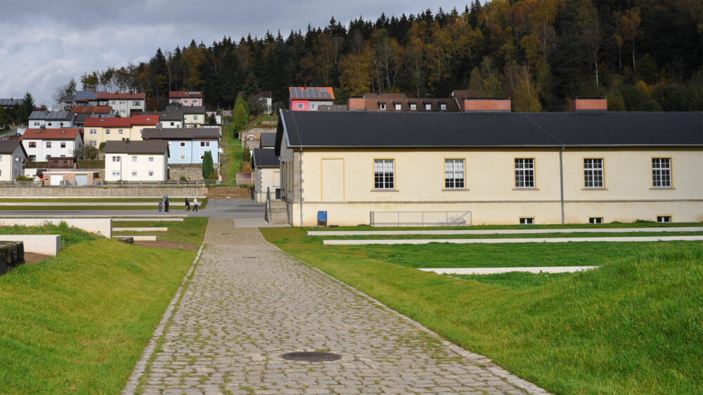 Im KZ Flossenbürg wurde am 9. April 1945 der Pastor Dietrich Bonhoeffer auf persönliche Anordnung von Adolf Hitler hingerichtet