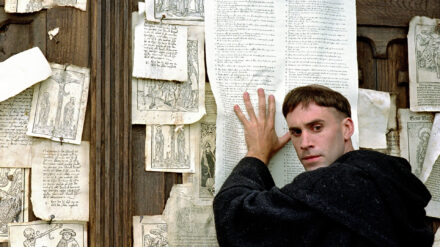 Joseph Fiennes alias Martin Luther im deutschen Spielfilm von 2003. Neben „Luther“ enthält das Osterprogramm noch viele andere christliche Formate.