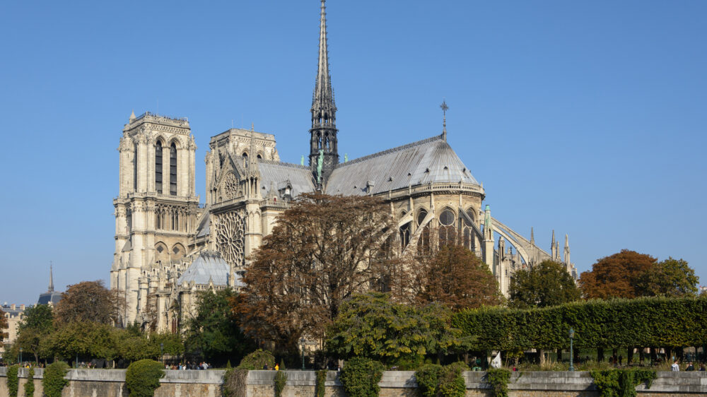 Die Pariser Kirche Notre-Dame Dem Brand von Montagabend fiel der hölzerne Turm in der Mitte des Gebäudes zum Opfer