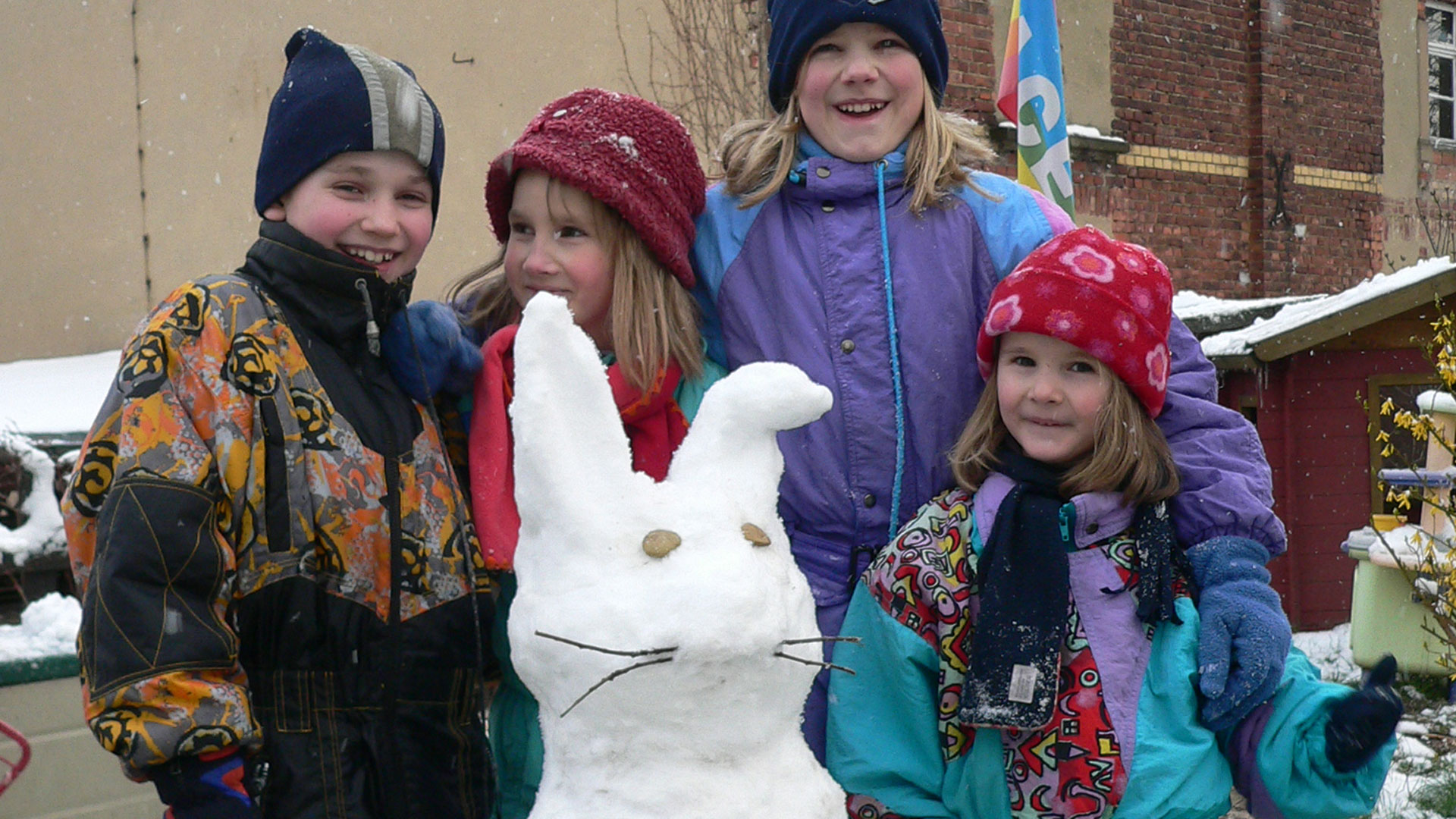 Florian, Melissa, Talitha und Savina haben an Ostern einen Schneehasen gebaut