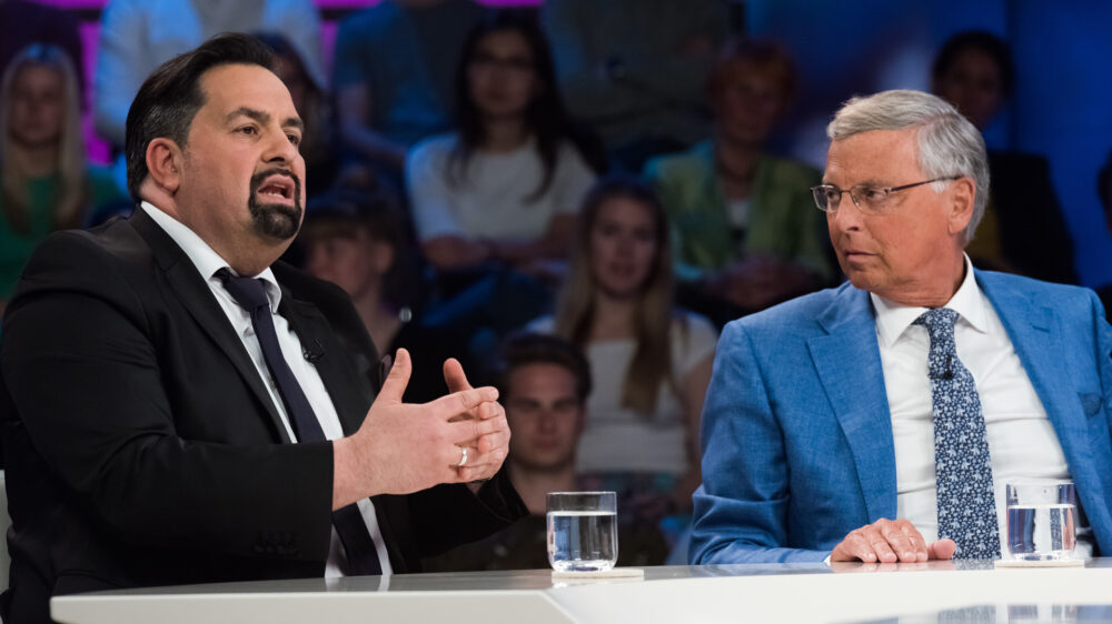 Der Zentralratsvorsitzende der Muslime, Aiman Mazyek (l.), diskutiert mit dem CDU-Politiker Wolfgang Bosbach bei „Maybrit Illner“