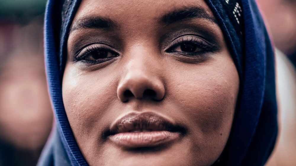 Halima Aden, hier auf der Pariser Fashion Week, ist das erste Model, das mit Kopftuch auf die Cover der Magazine Vogue und Sports Illustrated gekommen ist