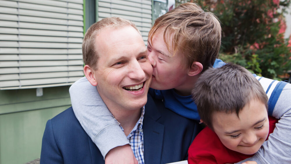 Verleger David Neufeld hat zwei Jungs mit Down-Syndrom adoptiert