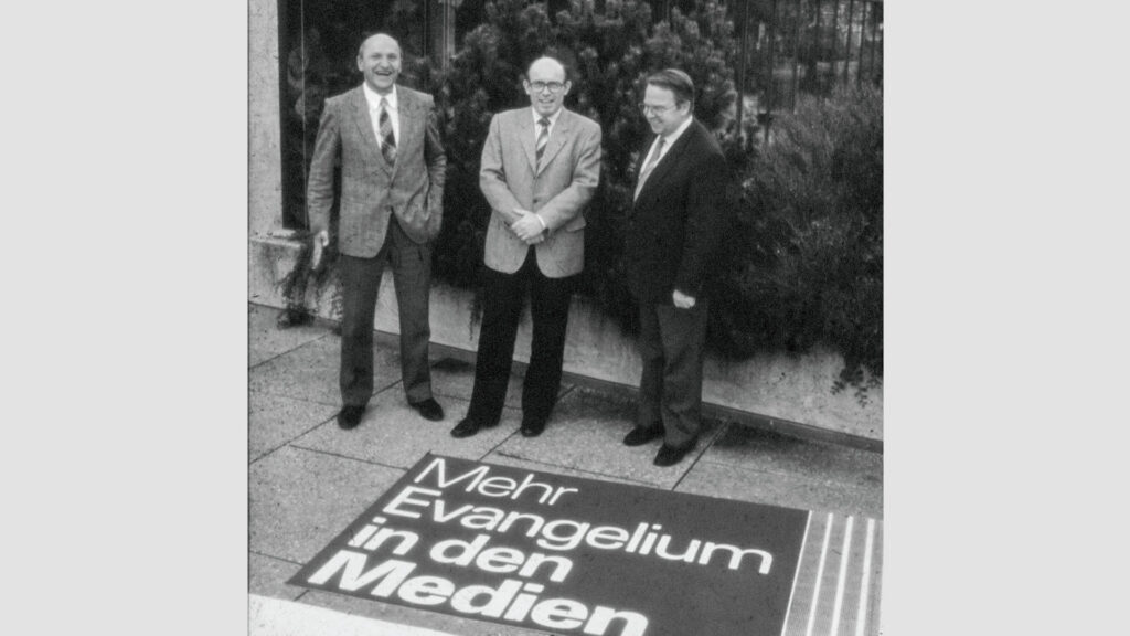 Friedrich Hänssler, Horst Marquardt und Waldemar Murjahn (v.l.) präsentieren das Motto der „Konferenz evangelikaler Publizisten“, des heutigen Christlichen Medienverbundes