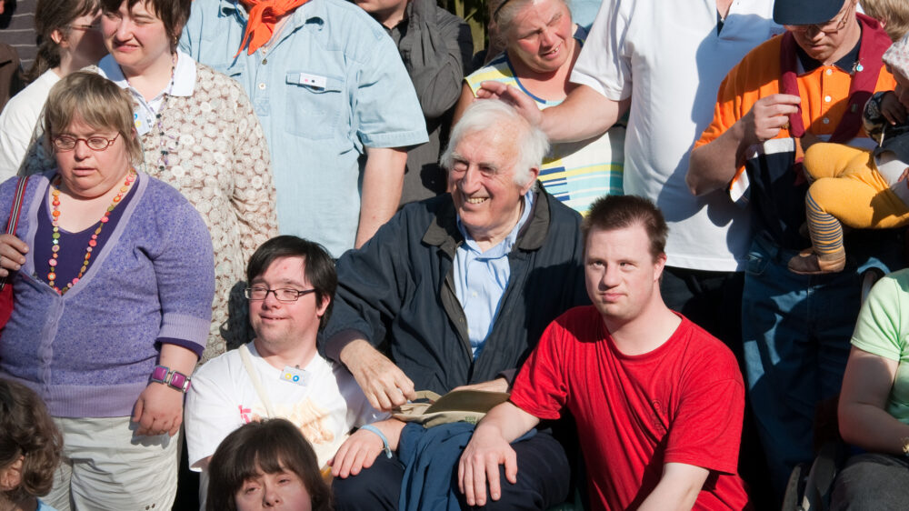 Hier war Jean Vanier ganz in seinem Element: beim Zusammensein mit Menschen mit geistiger Behinderung. Der Gründer der Arche-Gemeinschaft ist im Alter von 90 Jahren gestorben.