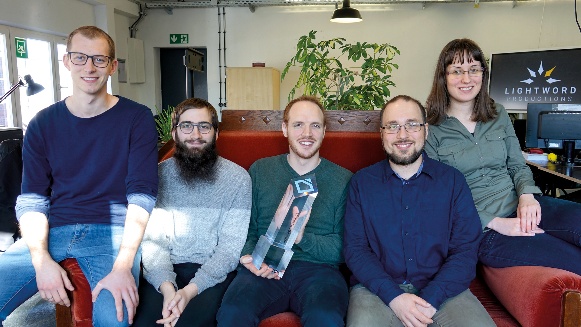 Das Lightword-Productions-Kernteam (v.l.): Robin Zimmerman, Joel Meyer, Amin Josua mit Innovationspreis, Benjamin Schnabel, Anette Heydemann-Obradovic