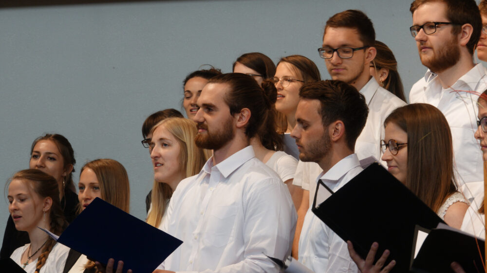 Der Studierenden-Chor der Evangelischen Hochschule Tabor gestaltete den Festakt musikalisch aus