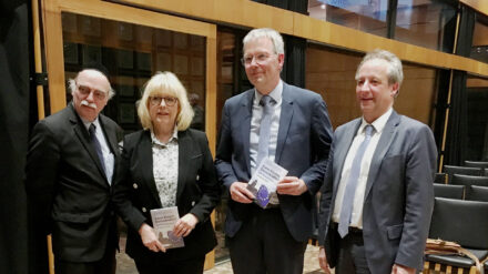 Der Autor Arnd Henze (2.v.r.) mit Andreas Nachama von der Stiftung „Topographie des Terrors“ (l.), Pfarrerin Marion Gardei und Christian Stäblein, dem designierten Bischof der Evangelischen Kirche Berlin-Brandenburg-schlesische Oberlausitz, bei der Vorstellung seines Buches